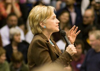 Vahvuus ei edelleenkään sisälly naiseen stereotyyppisesti liitettyihin ominaisuuksiin. Kuvassa Hillary Clinton 19. kesäkuuta 2017.