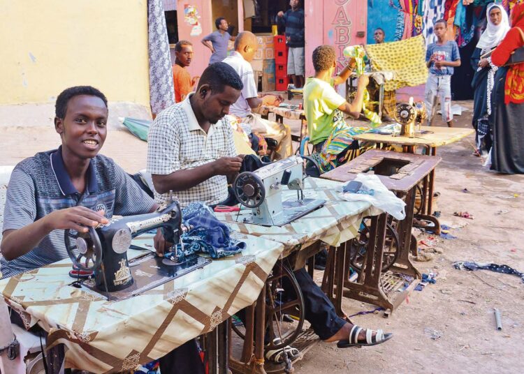 Vaattureita työssään Djiboutin kaupungin afrikkalaisessa korttelissa.