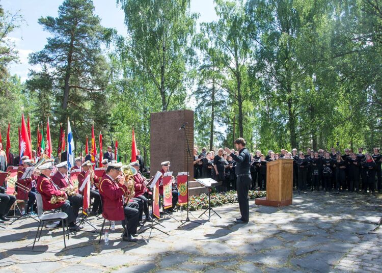 Vankileirin uhreja kunnioitettiin myös musiikilla. Tammisaaren punavankimuistomerkin hoitoyhdistys tilasi 100-vuotistilaisuuteen kuoroteoksen. ”Tie” -teoksen säveltäjä Tomas Takolander johti Koiton Laulua ja Riihimäen Työväenyhdistyksen soittokuntaa.