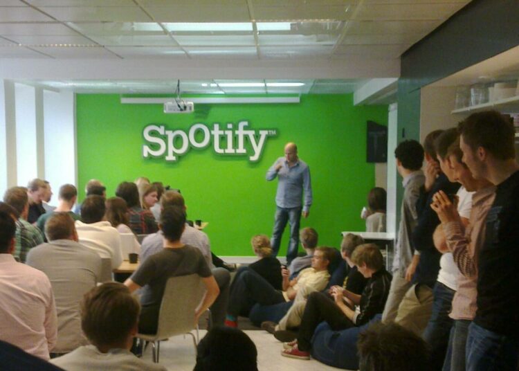 Daniel Ek, yksi Spotifyn perustajista, puhumassa työntekijöille vuonna 2010.