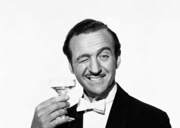 David Niven esittää eläköitynyttä Sir Jamesia Bond-parodiassa.