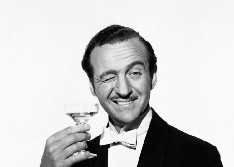 David Niven esittää eläköitynyttä Sir Jamesia Bond-parodiassa.