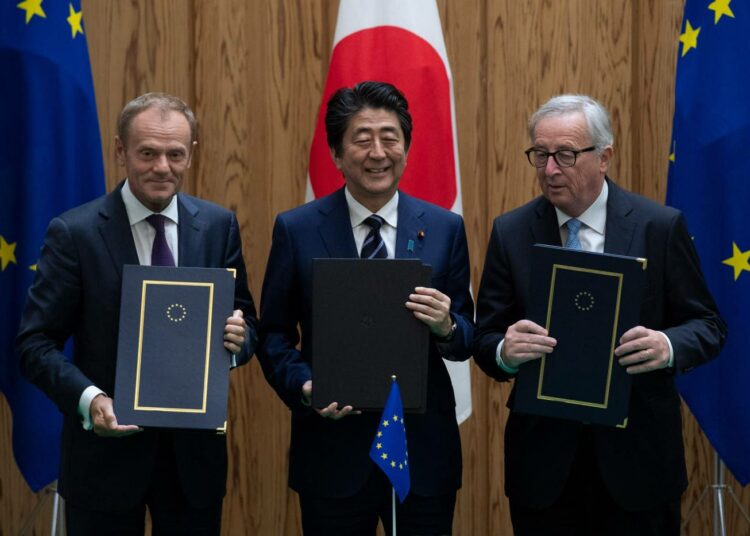 Japanin pääministeri Shinzo Abe (keskellä) yhdessä Eurooppa-neuvoston puheenjohtaja Donald Tuskin (vas) ja Euroopan komission puheenjohtaja Jean-Claude Junckerin kanssa esittelemässä juuri allekirjoitettua vapaakauppasopimusta Tokiossa 17. heinäkuuta 2018.