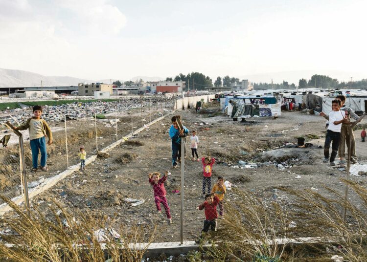Libanonilaisen Ghazehin kaupungin väkiluku on kasvanut viisinkertaiseksi Syyrian kriisin myötä ja sitä mukaa myös jätteiden määrä. Tuhansia pakolaisia asuu hökkelikylissä uuden kaatopaikan laidalla.