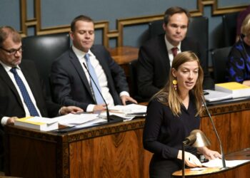 Vasemmistoliiton puheenjohtaja Li Andersson lyttäsi hallituksen talouspolitiikan ryhmäpuheenvuorossa.