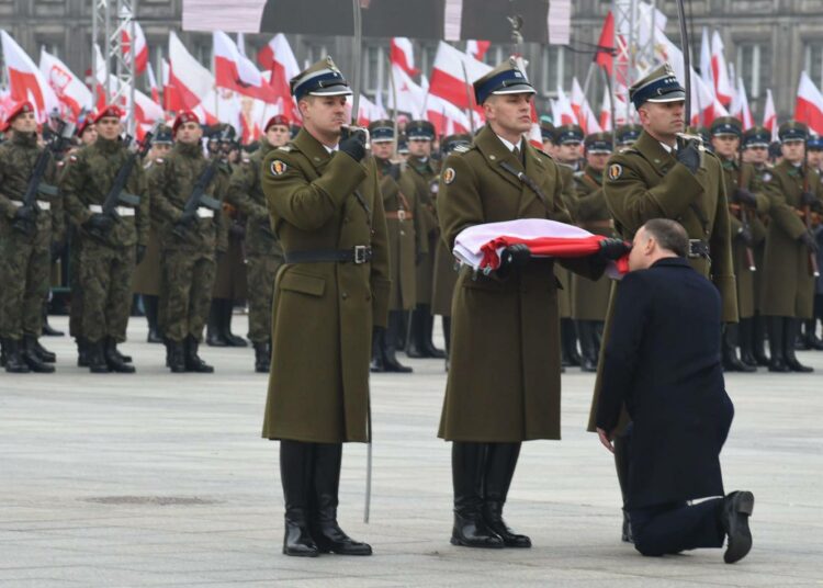 Presidentti Andrzej Duda kumartui suutelemaan Puolan lippua itsenäisyyspäivän virallisessa seremoniassa Varsovassa.