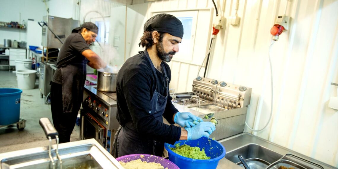 Turvapaikanhakijoiden valmistamilla luomufalafeleillä riittää jo mukavasti kysyntää. Pian falafelpaketteja löytynee kauppaketjujen hyllyiltä kautta maan. Kuvassa Irakista pakolaisina Suomeen kolme vuotta sitten tulleet Fahed Al-Badri (oik.) sekä Kanaan Al-Ethawi.