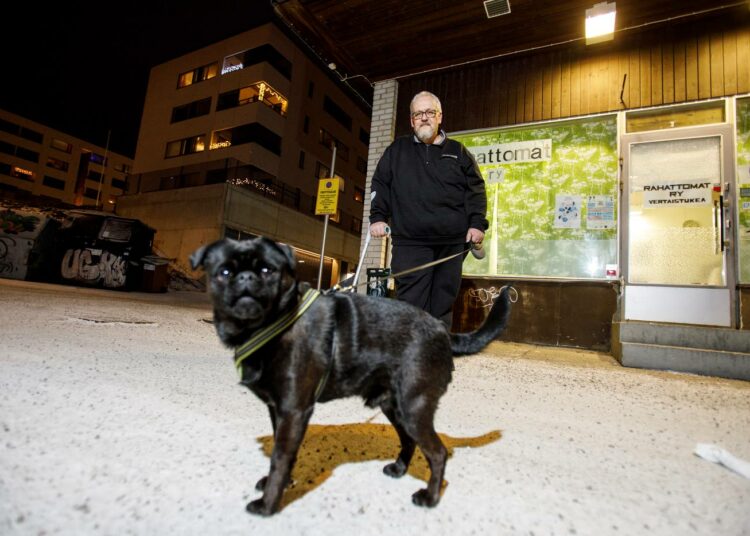 Jyväskyläläisen Ari Ahlgrenin mukaan rahatonta voi auttaa erityisesti vierellä kulkemalla, olemalla läsnä vaikeassa tilanteessa. Kuvassa myös hänen Nalle-koiransa.