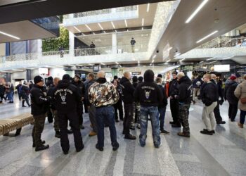 Äärioikeisto käyttää Oulun tapahtumia hyväkseen. Soldiers of Odinin jäseniä kauppakeskus Valkeassa Oulussa 12. tammikuuta 2019. Nuorten seksuaalinen ahdistelu verkon kautta on ilmiö, joka ei mitenkään rajaudu vain ulkomaalaistaustaisiin.