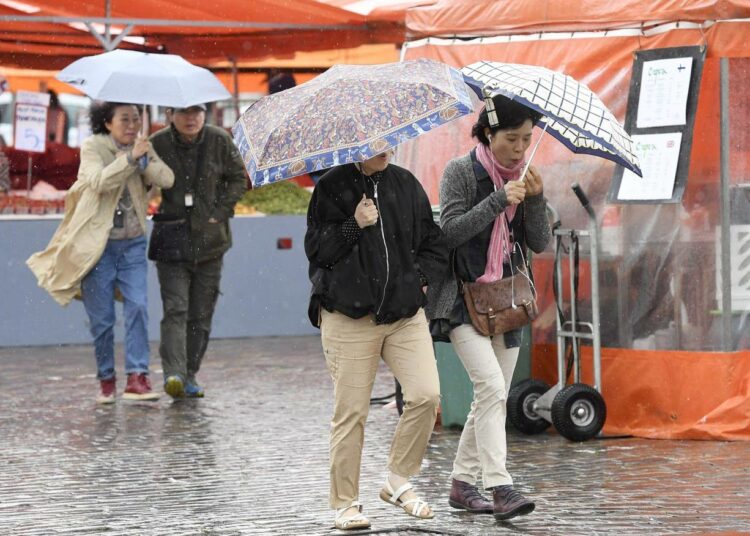 Sadekin kuuluu kesään. Turistien suosimalla Helsingin Kauppatorilla on koettu kesämyräkät. Suojaa on niin kojuilla kuin ihmisilläkin.
