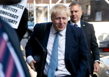 Boris Johnson saapumassa kampanjapäämajaansa Lontoossa tiistaina aamupäivällä.