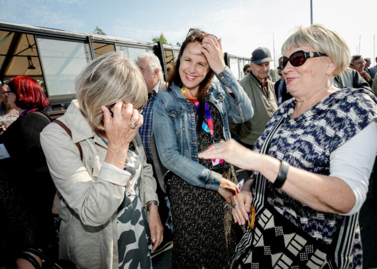 Marja-Leena Tervahauta (vas.) ja Leena Leväsvirta evästivät kansanedustaja Veronika Honkasaloa (kesk.) poliittiseen syksyyn.