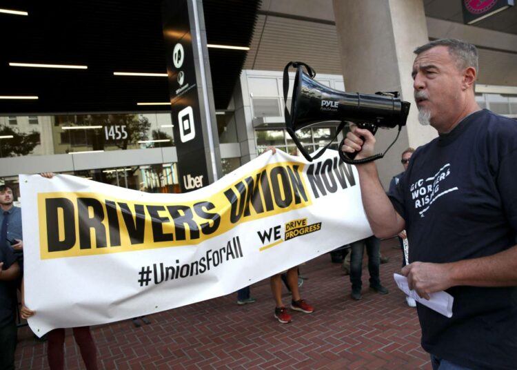 Kuljettajat osoittivat toissa viikolla mieltä uuden lain säätämisen puolesta Uberin pääkonttorin edustalla San Franciscossa.
