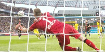 Jalkapalloa voidaan tutkia akateemisesti esimerkiksi pelaajan näkökulmasta. Kuvassa Baer Leverkusenin maalivahti Lukas Hradecky ottelun tiimellyksessä.
