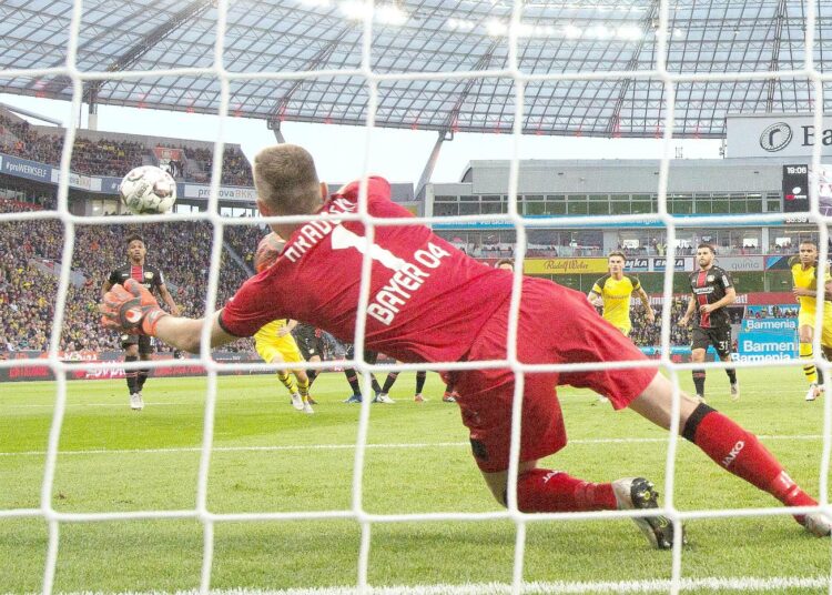 Jalkapalloa voidaan tutkia akateemisesti esimerkiksi pelaajan näkökulmasta. Kuvassa Baer Leverkusenin maalivahti Lukas Hradecky ottelun tiimellyksessä.