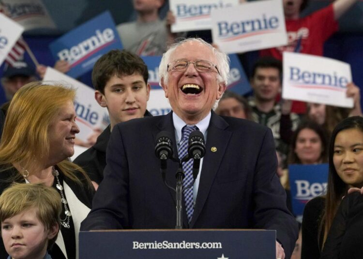 Bernie Sanders puhumassa vaalivalvojaisissa New Hampshiren Manchesterissa tiistaina.