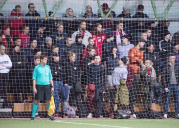 Hallipeleissä katsomo-olosuhteet ovat usein haastavat. Kuva edelliskauden ottelusta HIFK:n ja FC Hongan välillä.