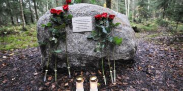 Helsingin Suutarilan Puustellinmetsässä paljastettiin punaisten muistokivi vuonna 2012.