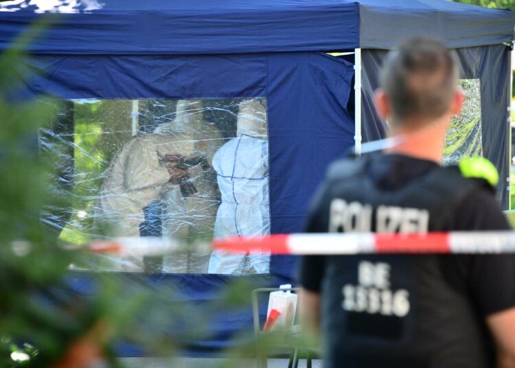 Saksalaispoliisit tutkivat Zelimhan Hangošvilin murhapaikkaa Berliinissä.elokuussa 2019.