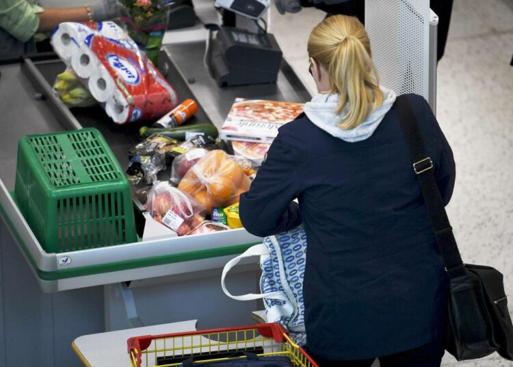 Palvelualan yritykset ottivat ensimmäisen iskun, nyt vaikutus leviää myös teollisuuteen ja rakentamiseen.