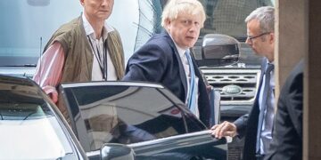 Dominic Cummings (vas.) on Boris Johnsonin takapiru.