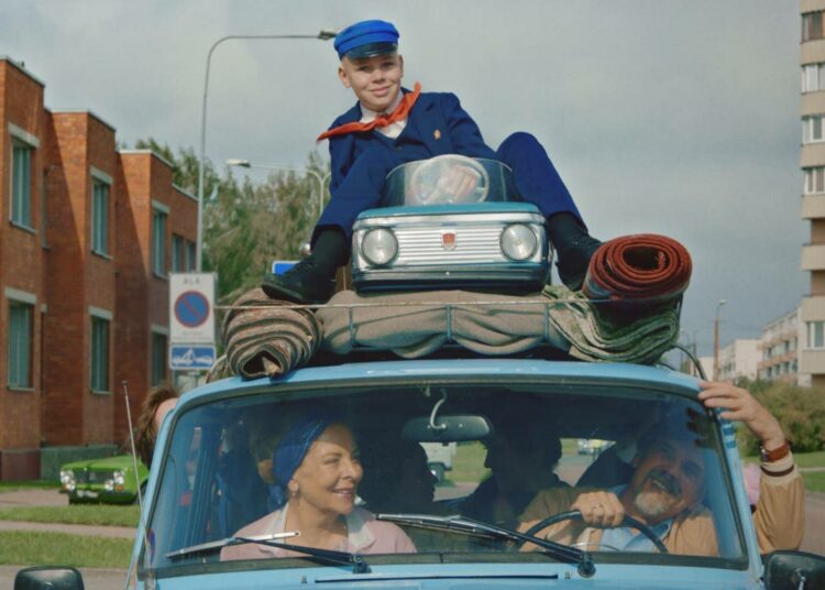 Näkemiin Neuvostoliitto tarkastelee mennyttä maailmaa hyväntahtoisen humorististen linssien läpi. Elokuvan kertojaminä Niklas Kouzmitchev (keskellä), alhaalla vasemmalla isoäiti Ülle Kaljuste ja isoisä Tõnu Oja