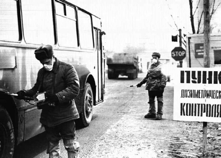 Neuvostoliittolaiset sotilaat mittasivat radioaktiivisia arvoja kuorma-autoista Tshernobylin ydinonnettomuusalueella vuonna 1987.