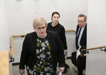 Varautumisen ministerityöryhmän puheenjohtaja, valtiovarainministeri Annika Saarikko sekä ympäristö- ja ilmastoministeri Emma Kari ja elinkeinoministeri Mika Lintilä kertoivat työryhmän päätöksistä torstaina.