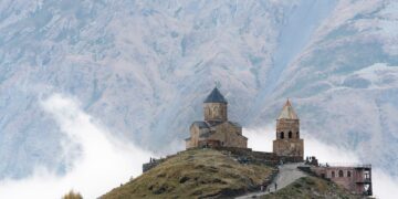 Tsminda Sameba eli Pyhän Kolminaisuuden kirkko vuoren jyrkänteellä Stepantsmindan kylän vieressä Kazbegissa.