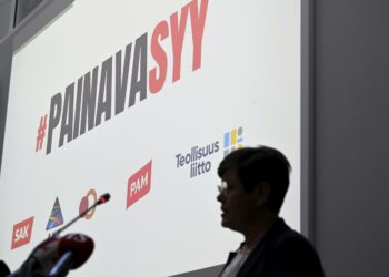 SAK:n hallituksen varapuheenjohtaja Katja Syvärinen puhui ammattiliittojen mediatilaisuudessa torstaina.