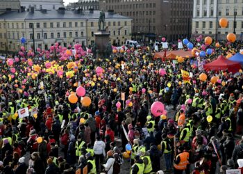 Arviolta 10 000 ihmistä saapui Senaatintorin mielenosoitukseen.