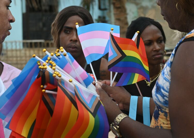 Kuuban LGBTI+-yhteisön jäseniä Havannassa. Arvioiden mukaan 32 prosenttia Kuuban transnaisista sairastaa HIV:tä.