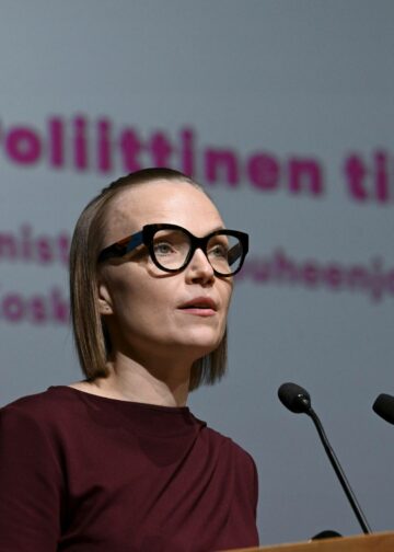 Orpon ja Purran hallitus on tekemässä historiallista tulonsiirtoa, jossa kaikkein köyhimmiltä leikkaamalla rahoitetaan miljonäärien ennennäkemättömät veroalet, sanoi vasemmistoliiton puheenjohtajaksi jatkokaudelle valittu Minja Koskela vaihtoehtobudjetin julkistamistilaisuudessa.