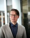Sen lisäksi, että velkajarrusopimuksen mukainen finanssipolitiikan linja tässä karkaa, myös sen tuoma institutionaalinen järjestys tehdään naurunalaiseksi, toteaa Jussi Ahokas.