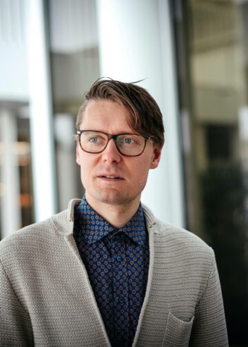 Sen lisäksi, että velkajarrusopimuksen mukainen finanssipolitiikan linja tässä karkaa, myös sen tuoma institutionaalinen järjestys tehdään naurunalaiseksi, toteaa Jussi Ahokas.