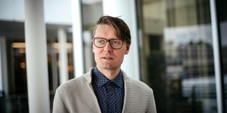 Sen lisäksi, että velkajarrusopimuksen mukainen finanssipolitiikan linja tässä karkaa, myös sen tuoma institutionaalinen järjestys tehdään naurunalaiseksi, toteaa Jussi Ahokas.