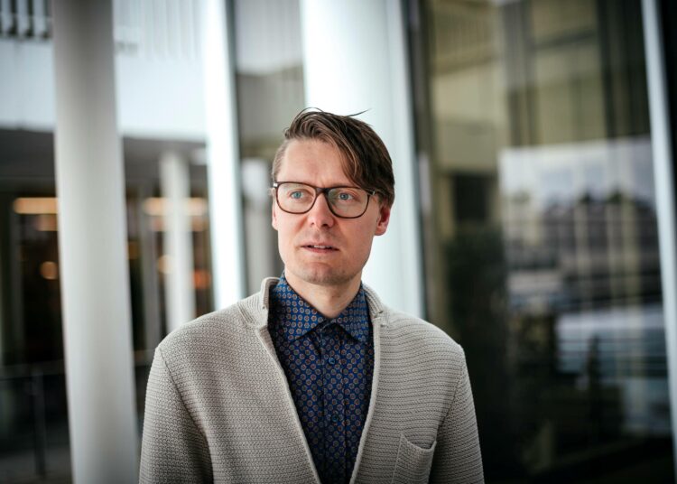 Sen lisäksi, että velkajarrusopimuksen mukainen finanssipolitiikan linja tässä karkaa, myös sen tuoma institutionaalinen järjestys tehdään naurunalaiseksi, toteaa Jussi Ahokas.