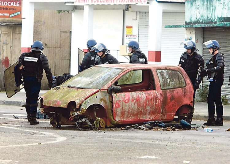 Santarmit tutkivat poltettua autoa tiistaina Guadeloupen pääkaupungissa Pointe-a-Pitressä, Ranskaan kuuluvalla alueella Karibianmerellä.