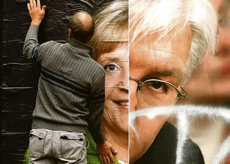 Angela Merkelin julistetta liimattiin Frank-Walter Steinmeierin kuvan päälle Berliinissä syyskuun puolivälissä.