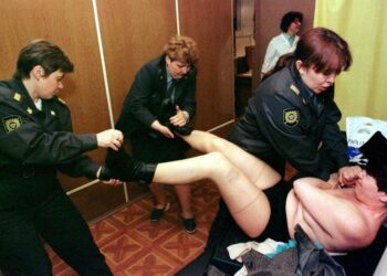 Pelkästään venäläisten tai ranskalaisten alkoholistien hoito olisi miljardibisnes. Kuvassa poliisit riisuvat humalaista naista moskovalaisella selviämisasemalla (kuva on vuodelta 1998).