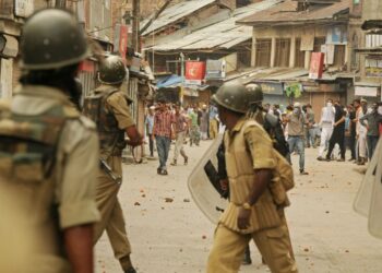 Intian sotilaita mielenosoittajia vastassa intianpuoleisen Kashmirin pääkaupungissa Srinagarissa elokuussa.