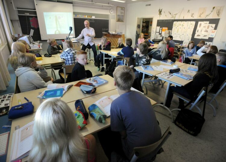 Eduskunnassa arvosteltiin keskiviikkona laajasti peruskoulun uutta tuntijakosuunnitelmaa. Perjantaina 8.10. ilmestyneessä Kansan Uutisten Viikkolehdessä asiaa analysoitiin laajasti. Kuva Kurkelan koulusta Keravalta.