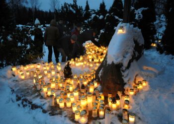 Hautakynttilöinä tulisi suosia ensisijassa lasisia lyhtyjä. Malmin hautausmaa jouluaattona 2009.