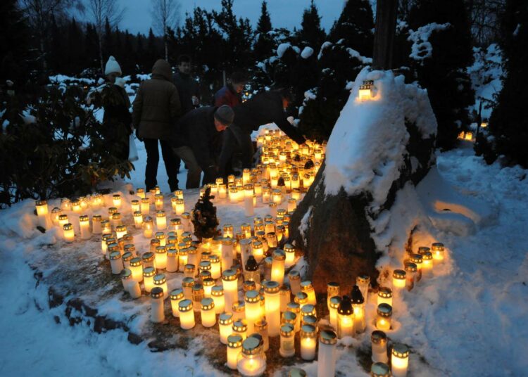 Hautakynttilöinä tulisi suosia ensisijassa lasisia lyhtyjä. Malmin hautausmaa jouluaattona 2009.