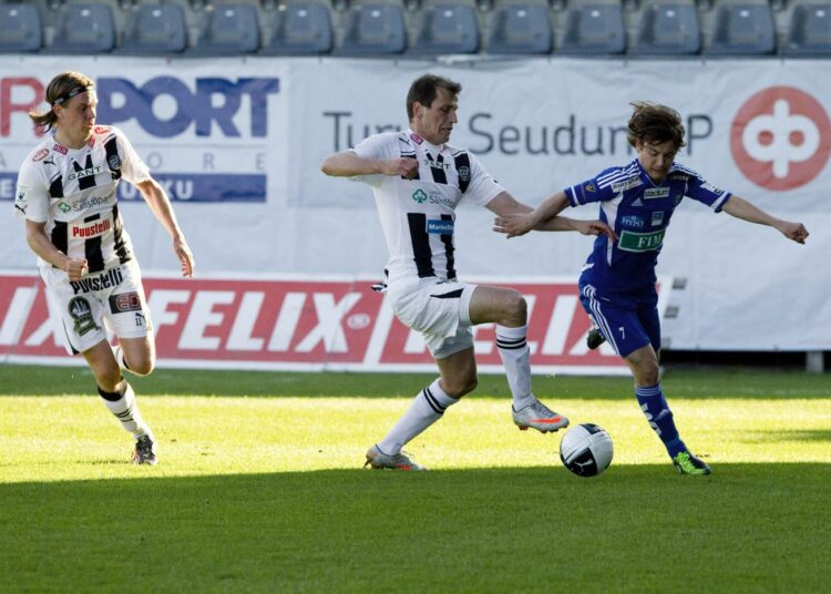 TPS:n Mika Ääritalo ja Njazi Kuqi sekä HJK:n Sebastian Mannström Veikkausliigan ottelussa TPS-HJK 6. toukokuuta.