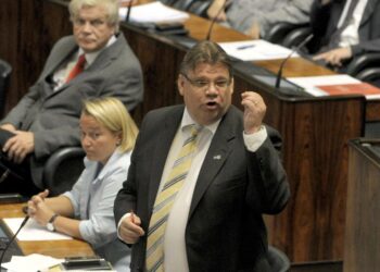 Timo Soini maalasi sanallisessa ilotulituksessaan sosialismin aaveen kummittelemaan Euroopan ylle.