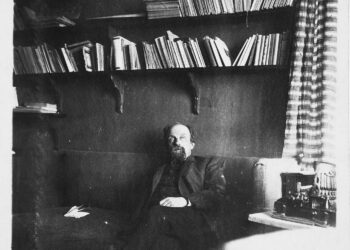 Liberaalina humanistina Juhani Aho putosi ensimmäisen maailmansodan puhjettua kahden maailman väliin.