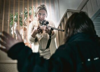 Annika Nordin tähtää ja Eero Milonoff poistuu talosta ruotsalaisjännärissä Pedon jäljillä.