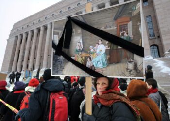 Museoviraston budjettileikkauksia vastaan osoitettiin mieltä maanantaina.