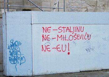 Seinäkirjoitus rinnastaa Stalinin, Miloševicin ja Euroopan unionin politiikan.